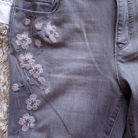 NWOT Artisan NY Embroidered Gray Jeans - Picture 5 of 5